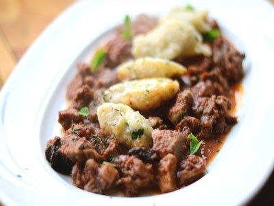 Белорусская кухня: жаркое из говядины с картофельными клецками